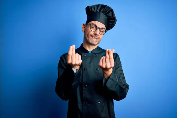 Genç Yakışıklı Aşçı Üniformalı Şapkalı Bir Adam Izole Edilmiş Mavi — Stok fotoğraf