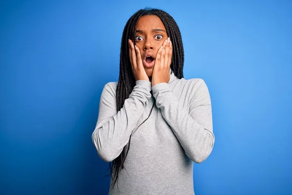 Mujer Afroamericana Joven Pie Con Cuello Alto Casual Sobre Fondo —  Fotos de Stock