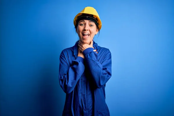 Junge Schöne Arbeiterfrau Mit Blauen Augen Sicherheitshelm Und Uniform Schreiend — Stockfoto