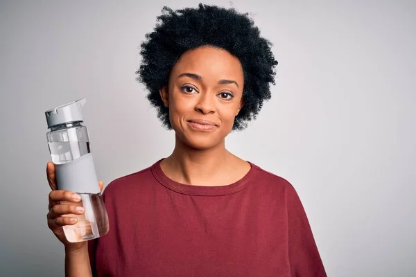 Ung Afroamerikansk Afro Kvinna Med Lockigt Hår Dricka Flaska Vatten — Stockfoto