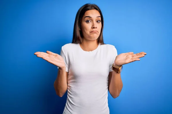 Jonge Mooie Brunette Vrouw Draagt Witte Casual Shirt Staan Blauwe — Stockfoto