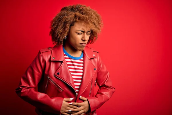 Mladá Krásná Afroamerická Afro Žena Kudrnatými Vlasy Sobě Ležérní Červené — Stock fotografie