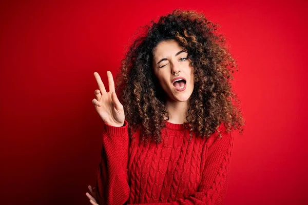 Mulher Bonita Nova Com Cabelo Encaracolado Piercing Vestindo Camisola Vermelha — Fotografia de Stock