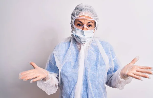 Krankenschwester Mittleren Alters Schutzausrüstung Mit Coronavirus Auf Weißem Hintergrund Ahnungslos — Stockfoto