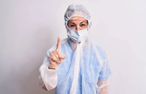 Krankenschwester Mittleren Alters Trägt Coronavirus Schutzausrüstung Auf Weißem Hintergrund Und — Stockfoto