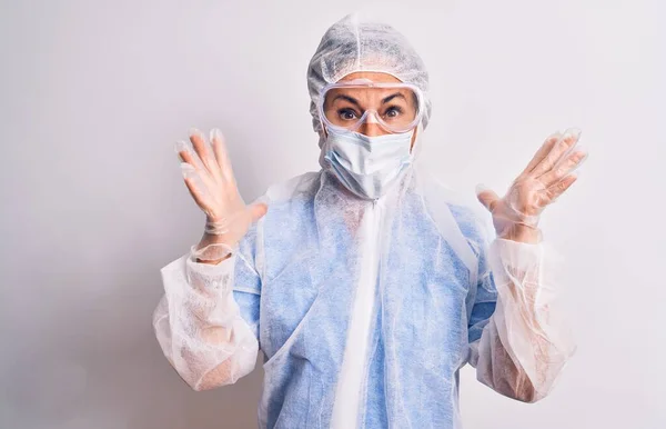 Middelbare Leeftijd Verpleegster Dragen Bescherming Coronavirus Apparatuur Witte Achtergrond Vieren — Stockfoto