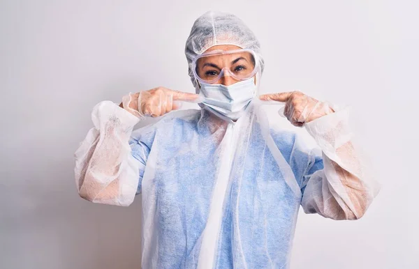 Eine Krankenschwester Mittleren Alters Trägt Coronavirus Schutzausrüstung Über Weißem Hintergrund — Stockfoto