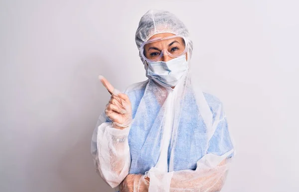 Zdravotní Sestra Středního Věku Žena Nosí Ochranné Koronavirové Vybavení Přes — Stock fotografie