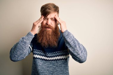 Sakallı, kışın süveter giyen yakışıklı kızıl saçlı, izole edilmiş arka planda, başı ağrıyan, başı ağrıyan bir adam. Migren ağrısı..