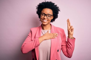 Kıvırcık saçlı, pembe ceketli, göğsü ve parmakları havada küfürlü gülümseyen, sadakat yemini eden Afro-Amerikan bir iş kadını.