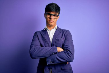 Ceket ve gözlük takan genç yakışıklı iş adamı. Mor arka planda şüpheli ve gergin. Yüzünde çapraz kollu tasvip etmeyen bir ifade var. Negatif kişi.