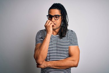 Sarışın, çizgili tişört giyen, gözlüklü, gergin ve ağzı tırnak yiyen genç, Afro-Amerikan bir adam. Endişe sorunu.