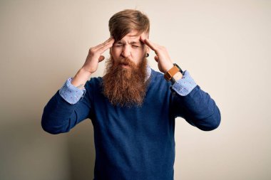 Sakallı, sakallı, yakışıklı, kızıl saçlı bir iş adamı. Başı ağrıyor, çünkü stres altında. Migren ağrısı..