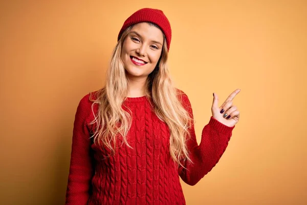 Ung Vacker Blond Kvinna Bär Casual Tröja Och Ull Mössa — Stockfoto