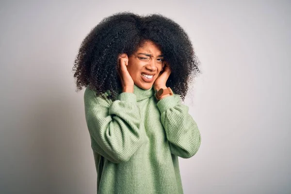 Jonge Mooie Afro Amerikaanse Vrouw Met Afro Haar Dragen Groene — Stockfoto