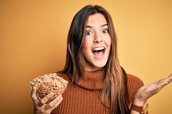 Joven Hermosa Chica Sosteniendo Tazón Cereales Copos Maíz Saludables Sobre — Foto de Stock