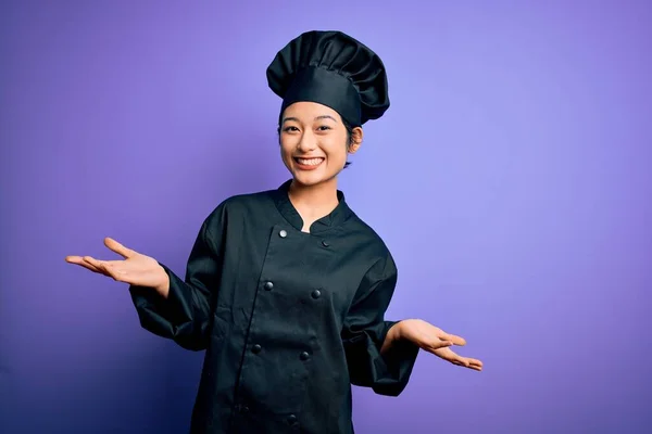 Junge Schöne Chinesische Köchin Frau Trägt Kochuniform Und Hut Über — Stockfoto