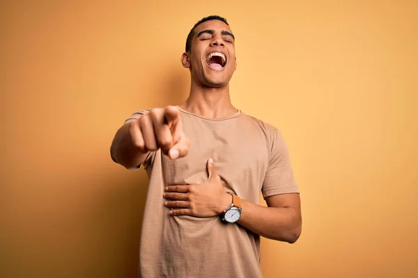 Jonge Knappe Afro Amerikaanse Man Draagt Casual Shirt Staan Gele — Stockfoto