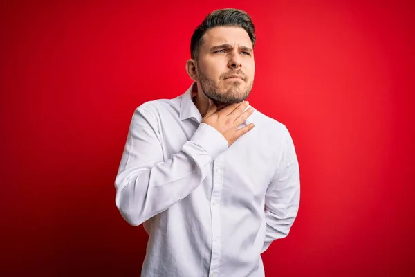 Joven Hombre Negocios Con Ojos Azules Con Elegante Camisa Pie —  Fotos de Stock