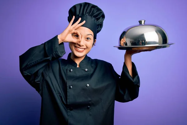 若いです美しいです中国人シェフ女性身に着けています炊飯器の制服と帽子保持トレイとともにドーム幸せな顔笑顔します — ストック写真