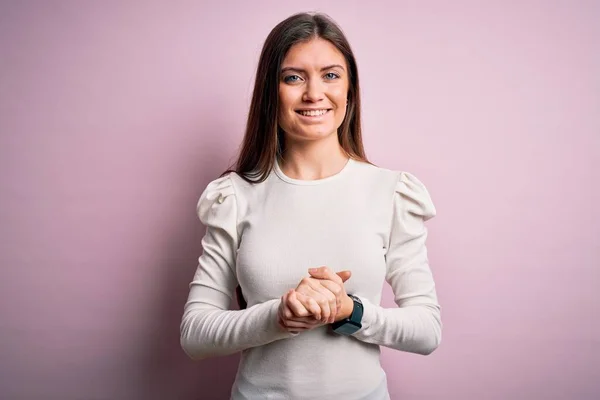 Jonge Mooie Vrouw Met Blauwe Ogen Dragen Casual Witte Shirt — Stockfoto