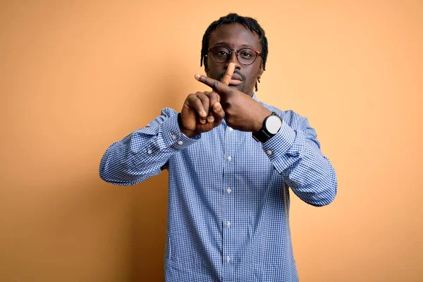 Joven Hombre Afroamericano Guapo Usando Camisa Gafas Sobre Fondo Amarillo —  Fotos de Stock