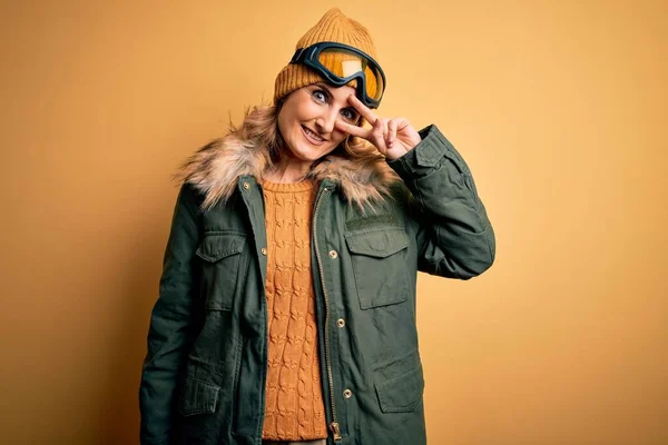 Mulher Esqui Loira Bonita Meia Idade Vestindo Roupas Esportivas Neve — Fotografia de Stock