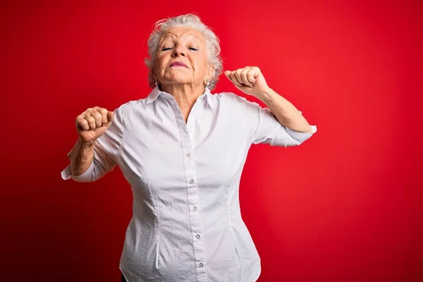 Ältere Schöne Frau Trägt Elegantes Hemd Das Über Isoliertem Rotem — Stockfoto