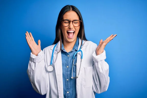 Mladá Krásná Doktorka Stetoskopem Brýlemi Přes Modré Pozadí Slaví Šílený — Stock fotografie
