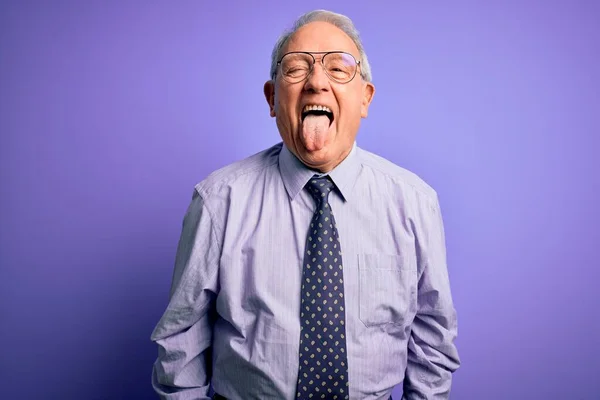 Hombre Negocios Senior Pelo Gris Con Gafas Paradas Sobre Fondo —  Fotos de Stock