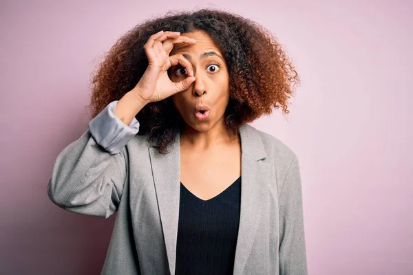 Mladá Africká Americká Obchodnice Afro Vlasy Elegantním Kabátě Dělá Pořádku — Stock fotografie