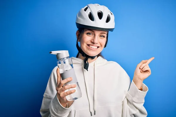 Junge Schöne Rothaarige Radfahrerin Trägt Fahrradhelm Trinkflasche Wasser Sehr Glücklich — Stockfoto