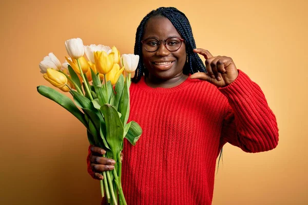 Jeune Femme Afro Américaine Taille Avec Des Tresses Tenant Bouquet — Photo