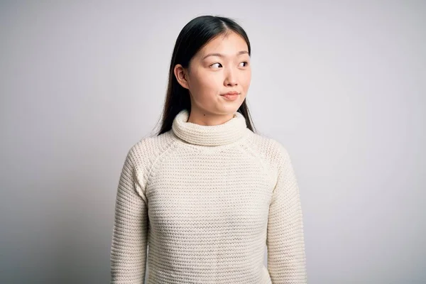 Junge Schöne Asiatische Frau Lässigem Pullover Steht Über Isoliertem Hintergrund — Stockfoto