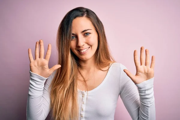 Giovane Bella Donna Bionda Con Gli Occhi Azzurri Che Indossa — Foto Stock