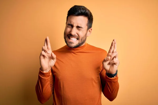 Homem Bonito Jovem Com Barba Vestindo Camisola Casual Sobre Fundo — Fotografia de Stock