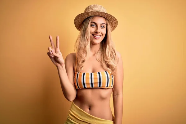 Joven Hermosa Mujer Rubia Vacaciones Con Bikini Sombrero Sobre Fondo —  Fotos de Stock