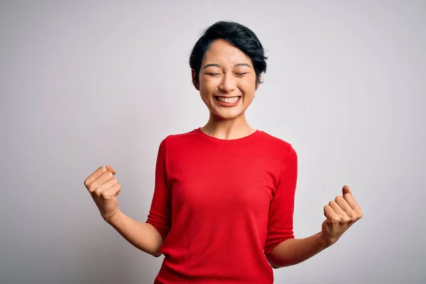 Jong Mooi Aziatisch Meisje Dragen Casual Rood Shirt Staan Geïsoleerde — Stockfoto