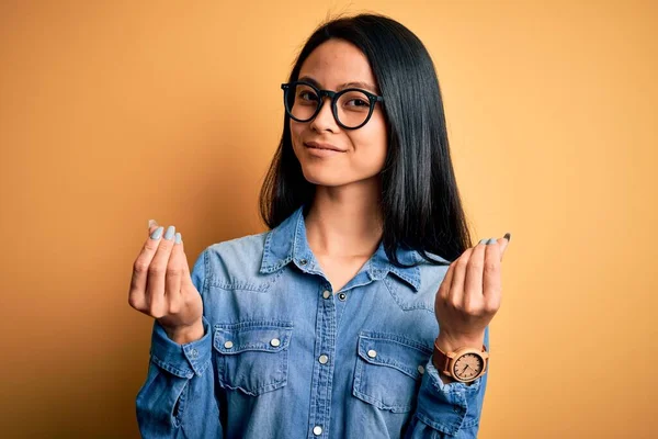 Joven Hermosa Mujer China Con Camisa Mezclilla Casual Sobre Fondo —  Fotos de Stock