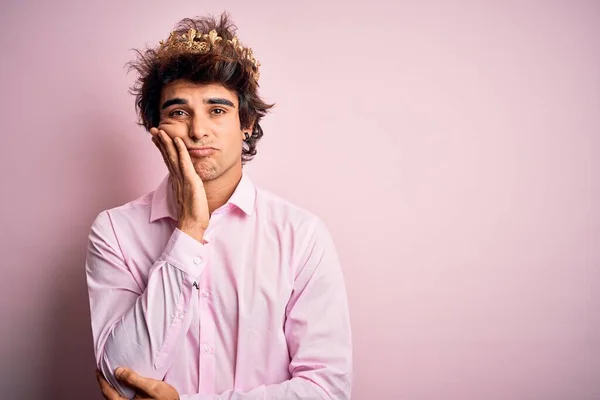 Junger Gutaussehender Mann Mit Königskrone Steht Vor Isoliertem Rosa Hintergrund — Stockfoto