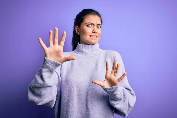 Junge Schöne Frau Mit Blauen Augen Lässigem Rollkragenpullover Vor Rosa — Stockfoto