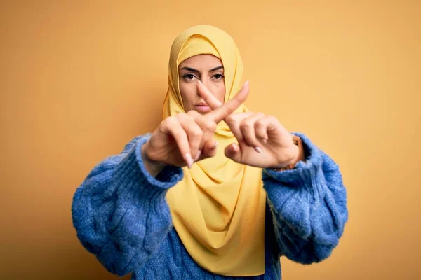 Jovem Bela Morena Muçulmana Mulher Vestindo Árabe Hijab Sobre Fundo — Fotografia de Stock