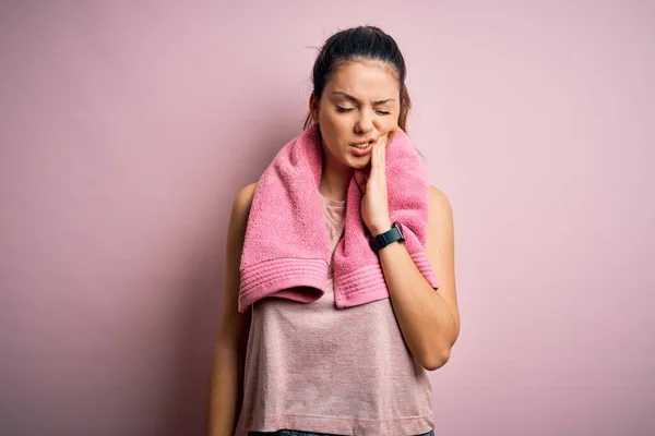 Junge Schöne Brünette Sportlerin Sportbekleidung Und Handtuch Über Rosa Hintergrund — Stockfoto