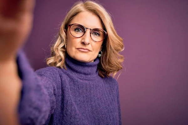 Mulher Loira Bonita Meia Idade Usando Suéter Óculos Fazer Selfie — Fotografia de Stock