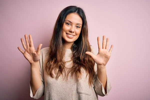 Ung Vacker Brunett Kvinna Bär Casual Tröja Står Över Rosa — Stockfoto