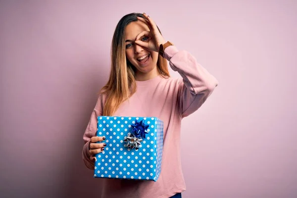 Νεαρή Όμορφη Ξανθιά Γυναίκα Μπλε Μάτια Κρατώντας Δώρο Γενεθλίων Πάνω — Φωτογραφία Αρχείου