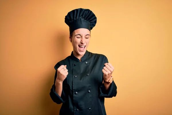 Jovem Bela Chef Mulher Vestindo Uniforme Fogão Chapéu Sobre Fundo — Fotografia de Stock