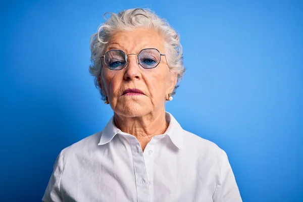 Senior Beautiful Woman Wearing Elegant Shirt Glasses Isolated Blue Background — Stock Photo, Image