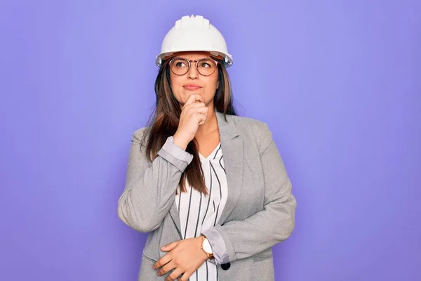 Professionele Vrouw Ingenieur Dragen Van Industriële Veiligheid Helm Pruple Achtergrond — Stockfoto