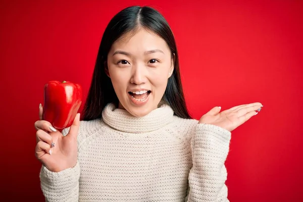Jeune Femme Asiatique Tenant Poivron Rouge Sain Frais Sur Fond — Photo